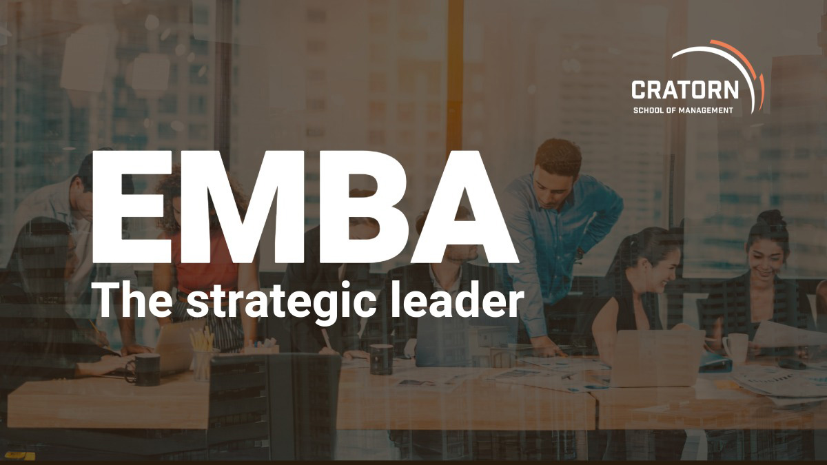 Equipo de líderes ejecutivos interactuando y colaborando en un entorno moderno, reflejando la dinámica de aprendizaje y networking del Executive MBA de Cratorn SOM.